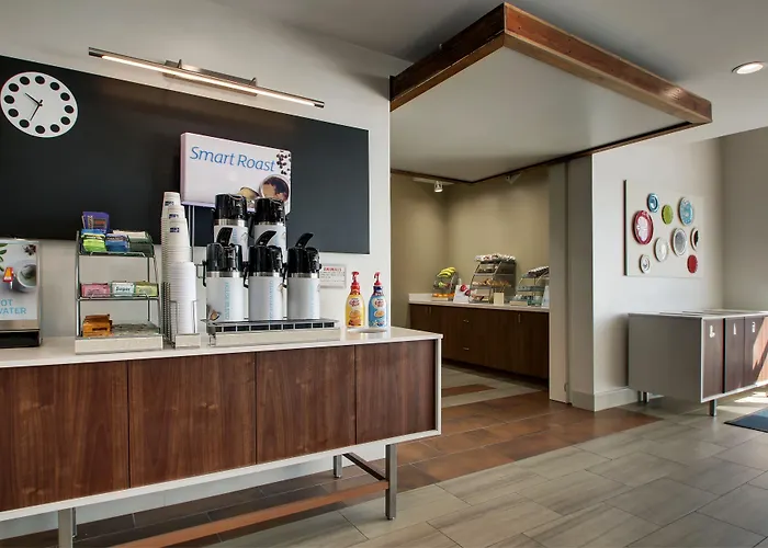 Отель Express & - By Ihg 3*